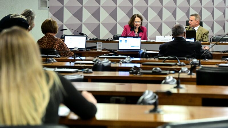 Senado aprova exploração econômica em terras indígenas; texto segue para votação.