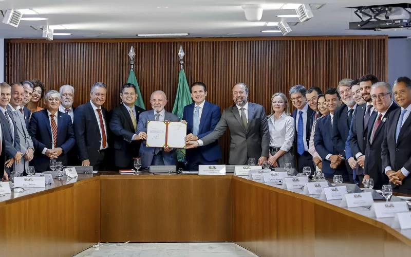 Setor elétrico precisa de reforma estrutural para enfrentar desafios, aponta estudo.