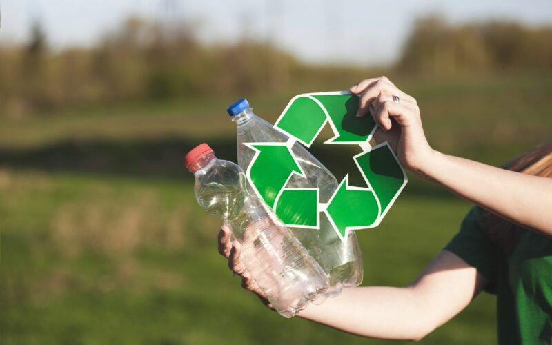 solucoes sustentaveis plastico reciclado transforma casas flutuantes em quatro horas
