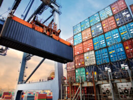 Tarifas de Trump elevam impostos nos EUA, impactando orçamento familiar e oportunidades de investimento. 26 Tarifas de Trump elevam impostos nos EUA, impactando orçamento familiar e oportunidades de investimento.