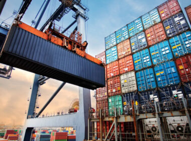 Tarifas de Trump elevam impostos nos EUA, impactando orçamento familiar e oportunidades de investimento.