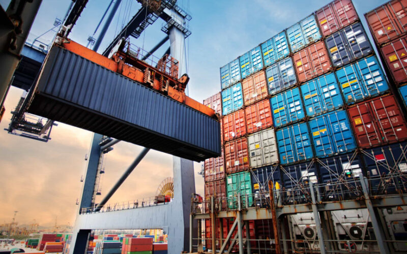 Tarifas de Trump elevam impostos nos EUA, impactando orçamento familiar e oportunidades de investimento.