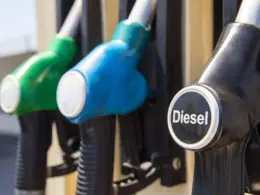 Tarifas dos EUA afetam preço de gasolina e produtos petroquímicos, alerta BTG, com impacto na inflação.