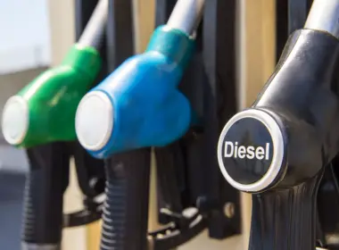 Tarifas dos EUA afetam preço de gasolina e produtos petroquímicos, alerta BTG, com impacto na inflação.