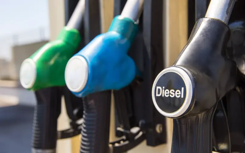 Tarifas dos EUA afetam preço de gasolina e produtos petroquímicos, alerta BTG, com impacto na inflação.