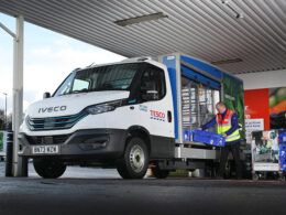 Supermercado britânico Tesco expande frota de entrega em domicílio com 151 veículos elétricos IVECO eDaily