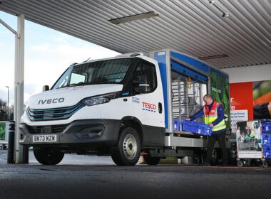 Supermercado britânico Tesco expande frota de entrega em domicílio com 151 veículos elétricos IVECO eDaily