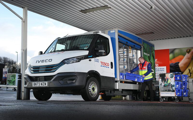 Supermercado britânico Tesco expande frota de entrega em domicílio com 151 veículos elétricos IVECO eDaily