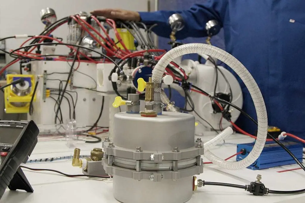 transformacao de residuos plasticos em eletricidade tampas de plastico convertidas.webp