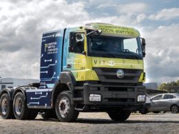 Empresa transforma Mercedes Axor em veículo elétrico com capacidade de 120 toneladas