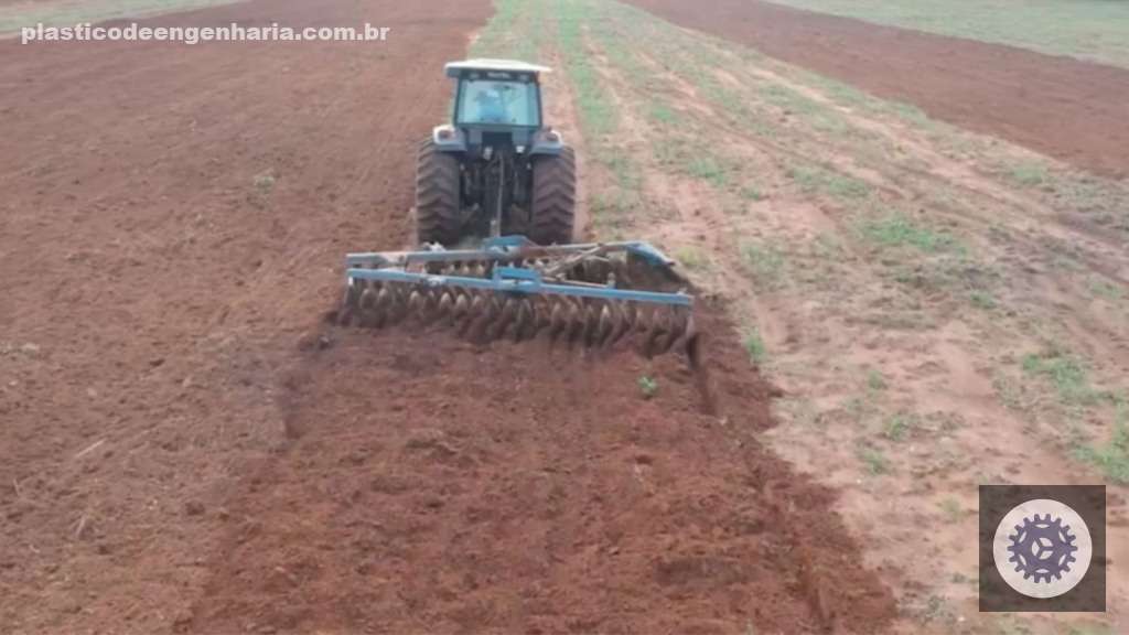 Trator em operação de aragem da terra. Foto: Reprodução