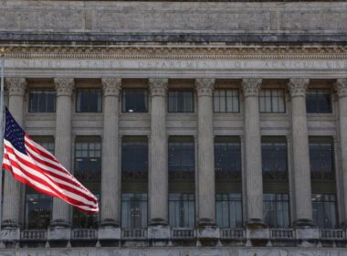 USDA intensifica segurança nacional ao demitir pesquisadores estrangeiros e reavaliar colaborações estratégicas.