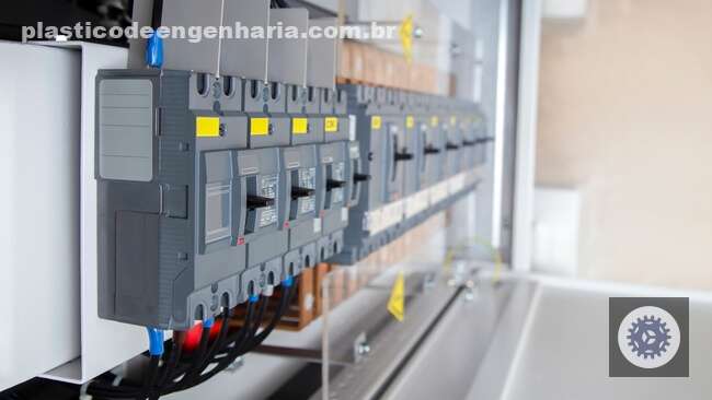 Uso da resina PBT cresce em diversos setores por desempenho e estética. 6 PBT aplicado a sistema elétrico industrial