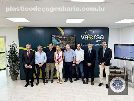 Representantes na inauguração da planta