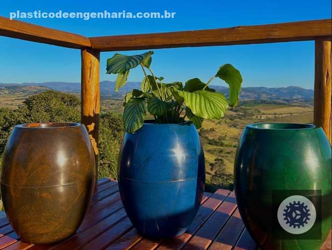 Vasos da cor azul, verde e marrom feitos de plástico reciclado.