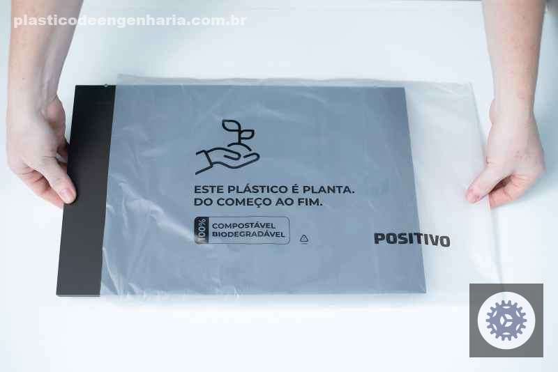 Sacola da marca Positivo feita de plástico de planta
